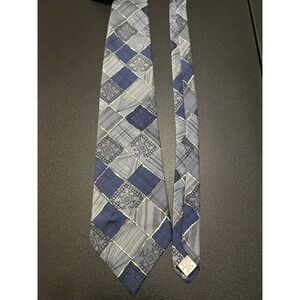 Clairborne Necktie Blue Gray Geometric Diamond Pattern 100% Silk Made in USA‎